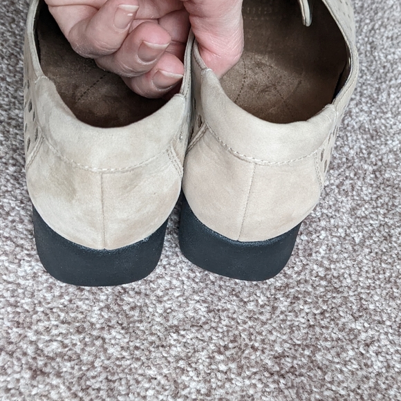 Clarks Women's Daelyn Summit Slip-On Loafer, Sand Nubuck, Size 7.5 - Picture 6 of 10